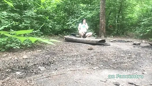 Она ублажает свою киску сладкой милфы-брюнетки в лесу, и я тайно наблюдаю за ней!