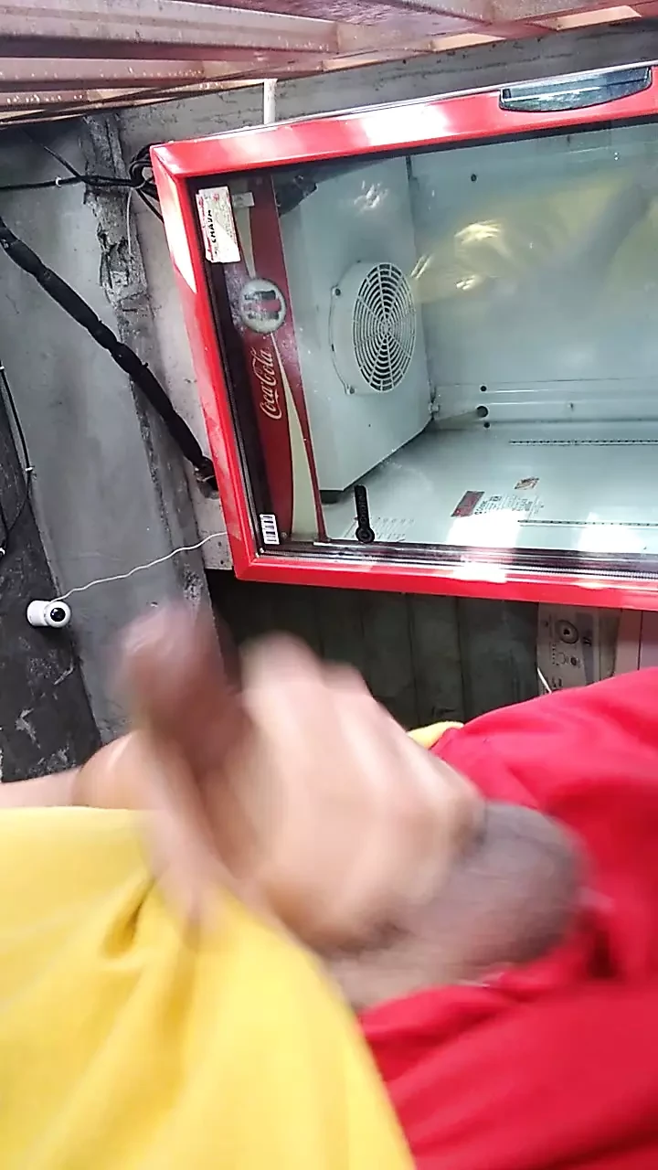 Chico caliente en porche