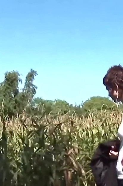 Traviesa morena de pelo corto quiere esa polla gruesa