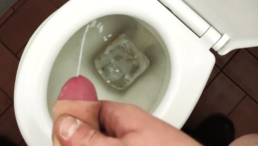 私の仕事の同僚が私をとてもムラムラさせるので、公衆トイレに私の精液を発射してください