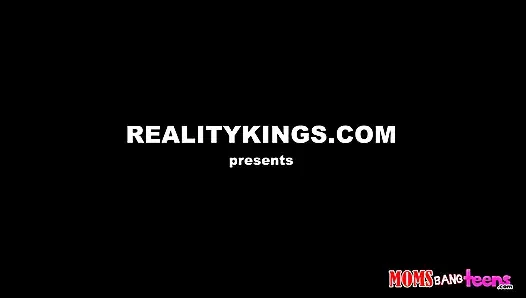 Momsbangteens - michael deep ngentot dan crot di muka pacarnya chloe dan teman biseksualnya samantha di seks threesome hot