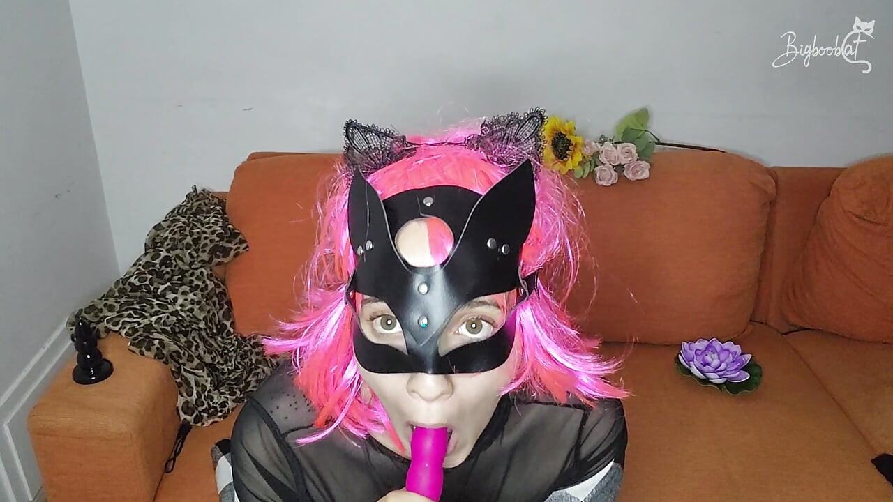 Doğal, büyük göğüslerim zonkluyor! Amcık maskesi takıyorum, kendimi tatmin ediyorum