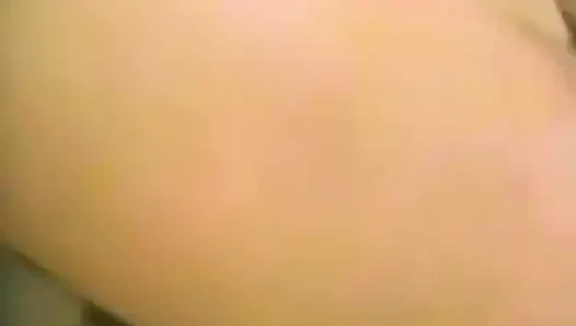 Ein sexy blondes zimmermädchen wird vom hausbesitzer geknallt