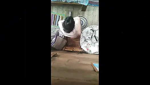 Seorang gadis desa menarik memeknya yang berbulu dengan indah ke musik yang indah