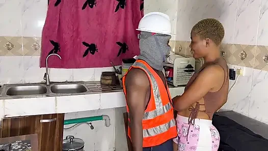 Мужик-сантехник трахает меня