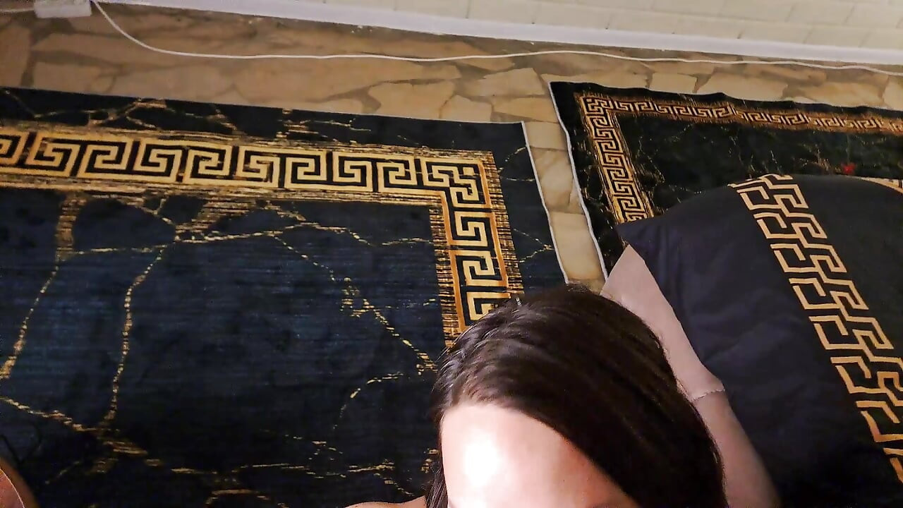 Veћbanje puљenje velikog kurca. Ogromno svršavanje po faci pov