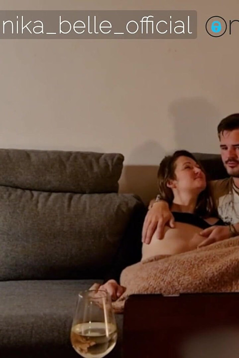 Et forelsket par ser porno på sofaen for at tænde ilden + snak + beskidt snak