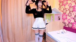 Die 19-jährige vollbusige Koreanerin Jumi zeigt große Titten und Arsch
