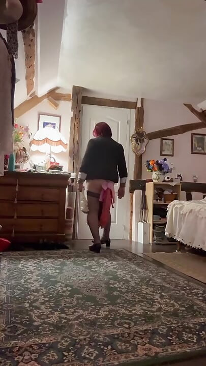 Gekleed in een kleine gouden rok voor een avond