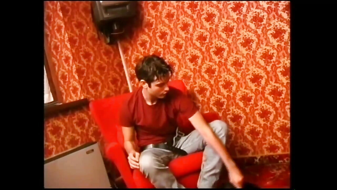 阴毛浓密的年轻丰满红发女郎被巨大的素人鸡巴干并被内射