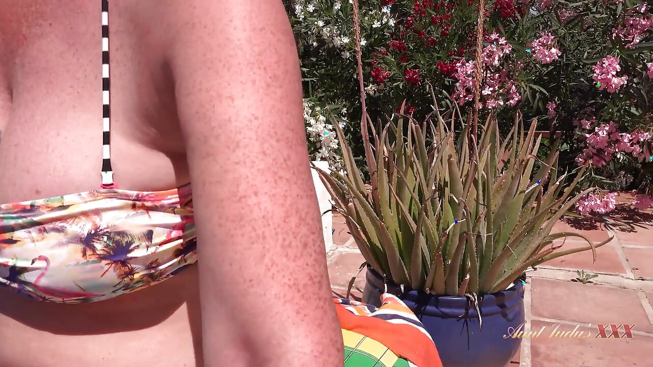Meeting Hot Mature MILF Maggie Moon at the Hotel Pool