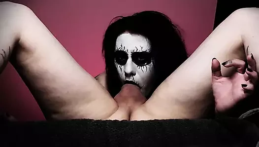 Black Metal gótica hace garganta profunda tan bien que recibe dos gargantas