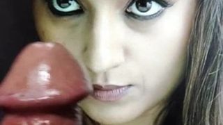 Триша Krishnan со стонущей маслянистой спермой