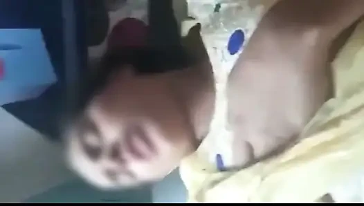 Ich habe es genossen, meine kollegin im büro auf dem Tisch zu ficken