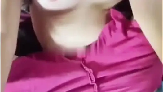 Stiefschwester verführt mich mit ihrer glatten Muschi