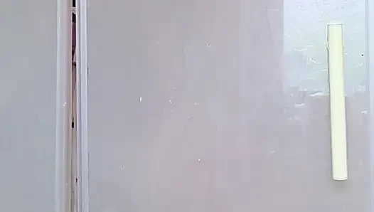 Duşta saklanıyor......