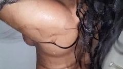 Seksowna arabska żona z ogromnymi sflaczałymi piersiami i dużymi tyłkami z prysznicami pt2