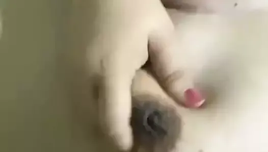 Une fille à gros nichons se masturbe la chatte toute seule dans sa chambre