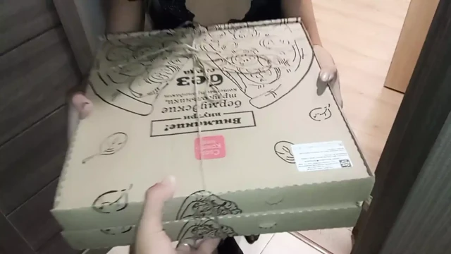 Seduced the Courier While Her Husband Was at Work