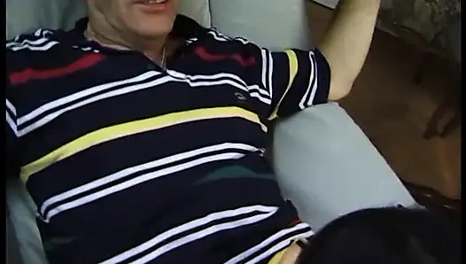 Asyalı fahişe iki yarak alıyor