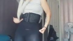 La ragazza sexy di tiktok vede attraverso i leggings - 1
