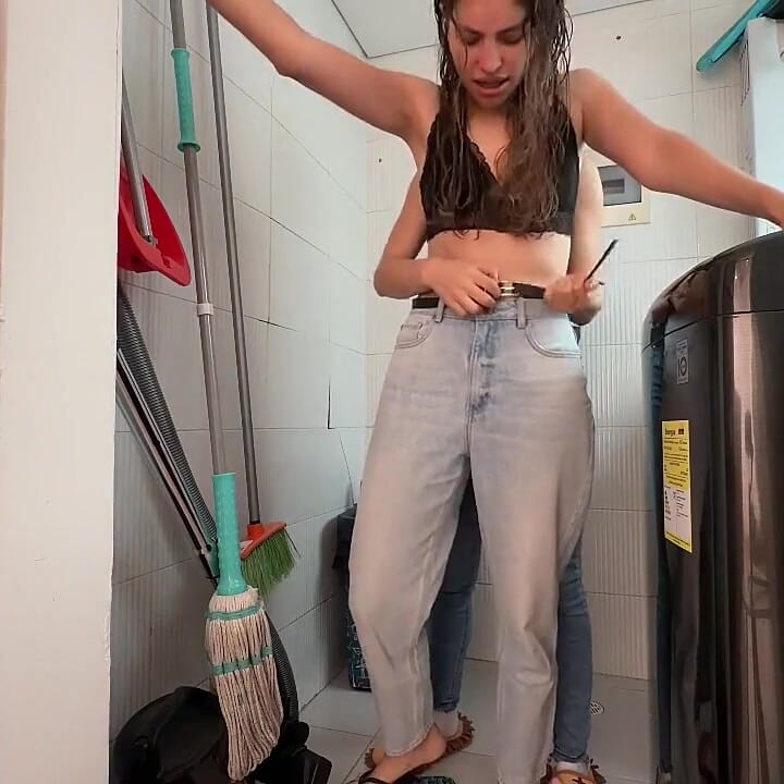 Femei care se distrează trăindu-și fetișurile