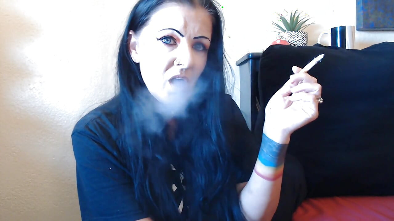 لطيفة عن قرب مدخن قوطي