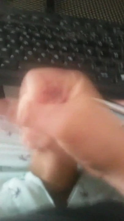 Mon mec qui se branle et jouis