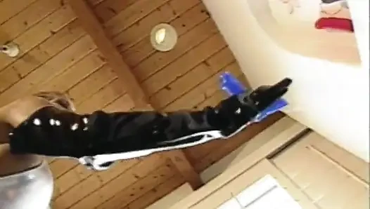 Vollbusige herrin neckt ihren sexsklaven-hengst, bevor er ihren doggystyle fickt