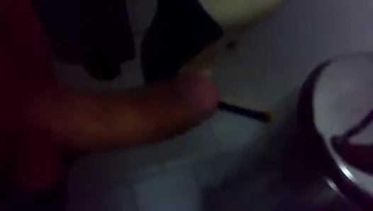 Arkadaşının sivri ayakkabılarıyla mastürbasyon yapmak