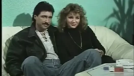 Горячая блондинка MILF в подтяжках