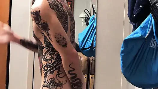 Dövmeli twink mastürbasyon tek başına