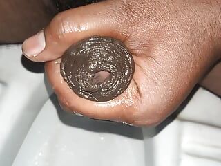 Une grosse bite noire indienne fait pipi et jouit dans la salle de bain