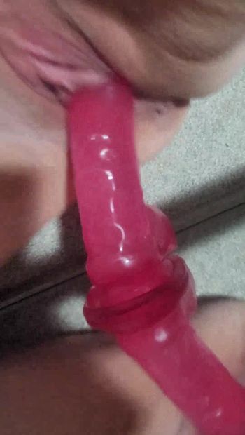 Ochtendplezier met een roze dildo die naar mijn spiegel wordt gezogen