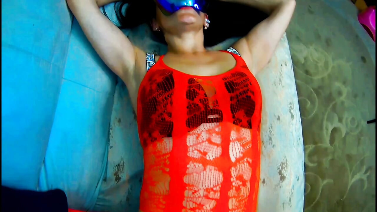 מילף רזה בת 45 עם חורים הדוקים בהלבשה תחתונה ארוטית וגרביים בוגדת