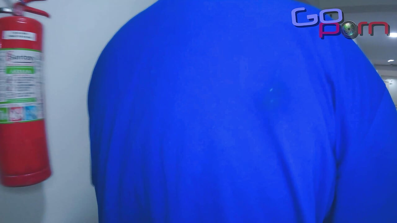 Cuckold-ehemann geht ins zimmer und sieht, wie seine frau mit BBC fickt