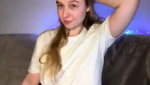 Jucielussie seksi elbisesiyle sıkı amcığını parmaklıyor