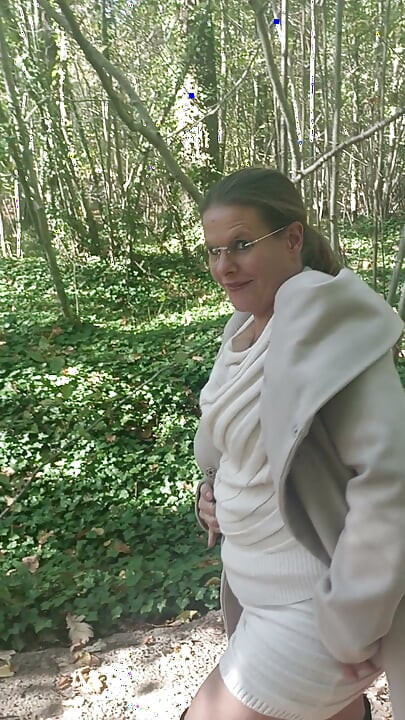 Jade zeigt sich im Wald mit den Fremden