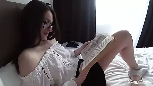 Une demi-sœur sexy lit un livre et joue avec ma bite - Anny Walker