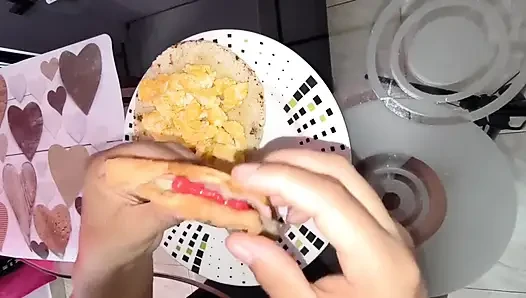 Giantess, pria mungil sarapan pagi ini