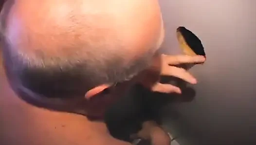 Kel tombul baba ayı deliği kıllı sakso çekiyor ve penisin yüzüne mastürbasyon yapıyor