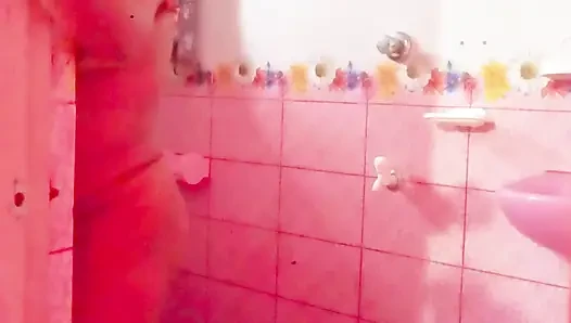 Eine Bangladesch-Bihari frau nimmt beim baden romantischen sex im Badezimmer ein.