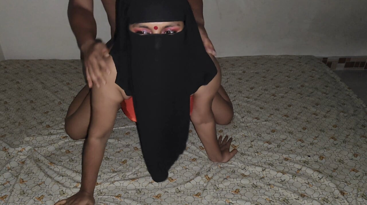 هندوستانی زن شوهردار ناراضی که با دیور سکس سخت می‌کند .بنگلا قسمت_۰۲