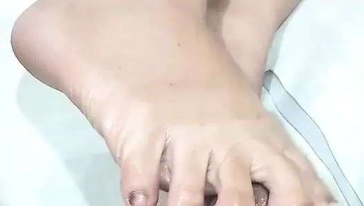 Er kann sein sperma nicht von dieser pinay-toejob-fähigkeit halten