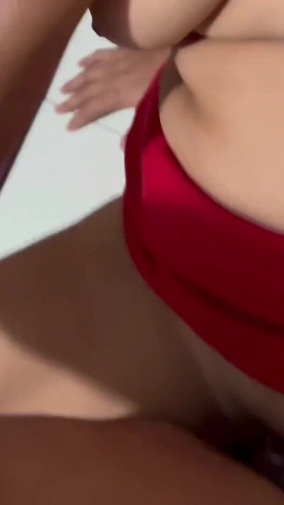 Mi jefa no esta contenta con su esposo y me seduce para que la penetre duro | Clip 2