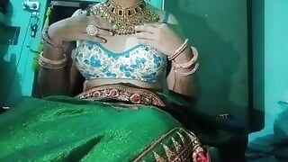 Il travestito gay indiano gaurisissy preme le sue tette così forte e si diverte nel saree verde