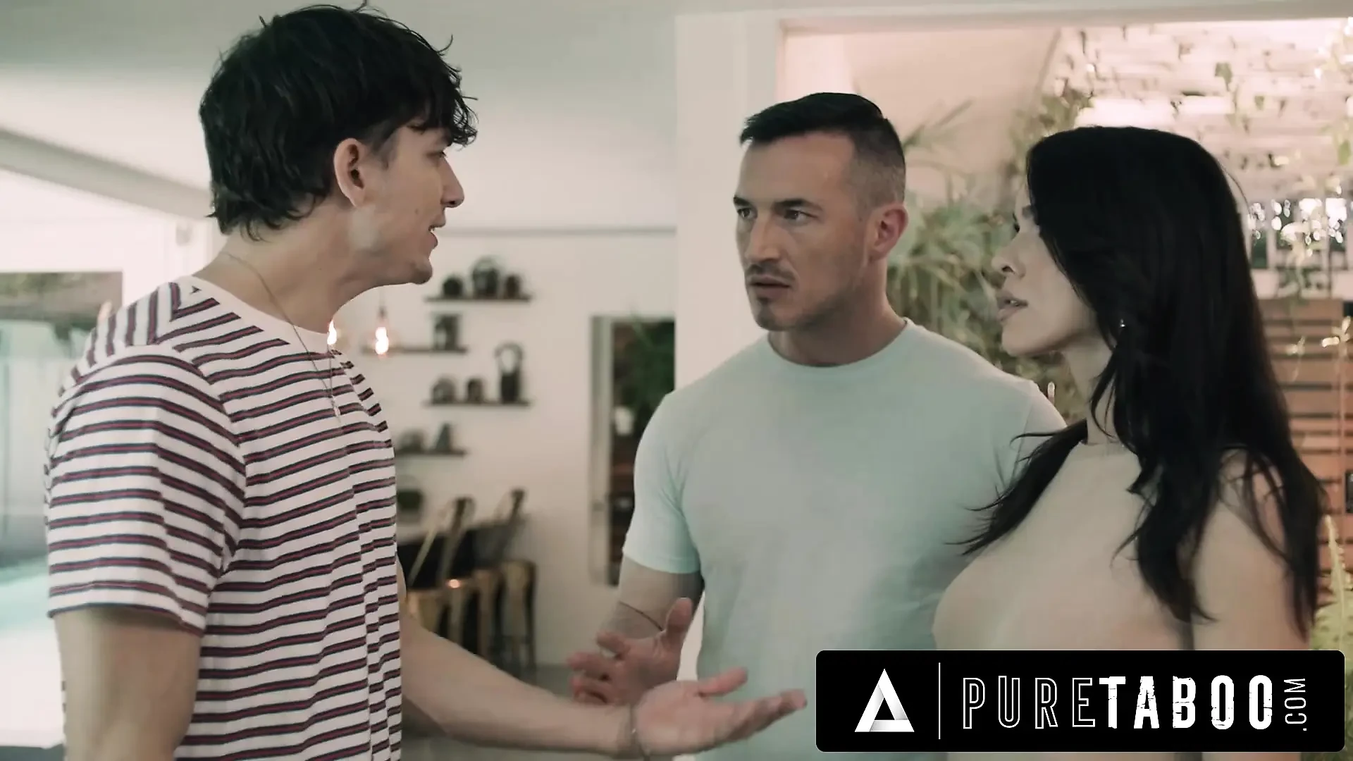 PURE TABOO 震惊的壮男抓住扭曲的新继阿姨常春藤爱尔兰在厨房免费使用