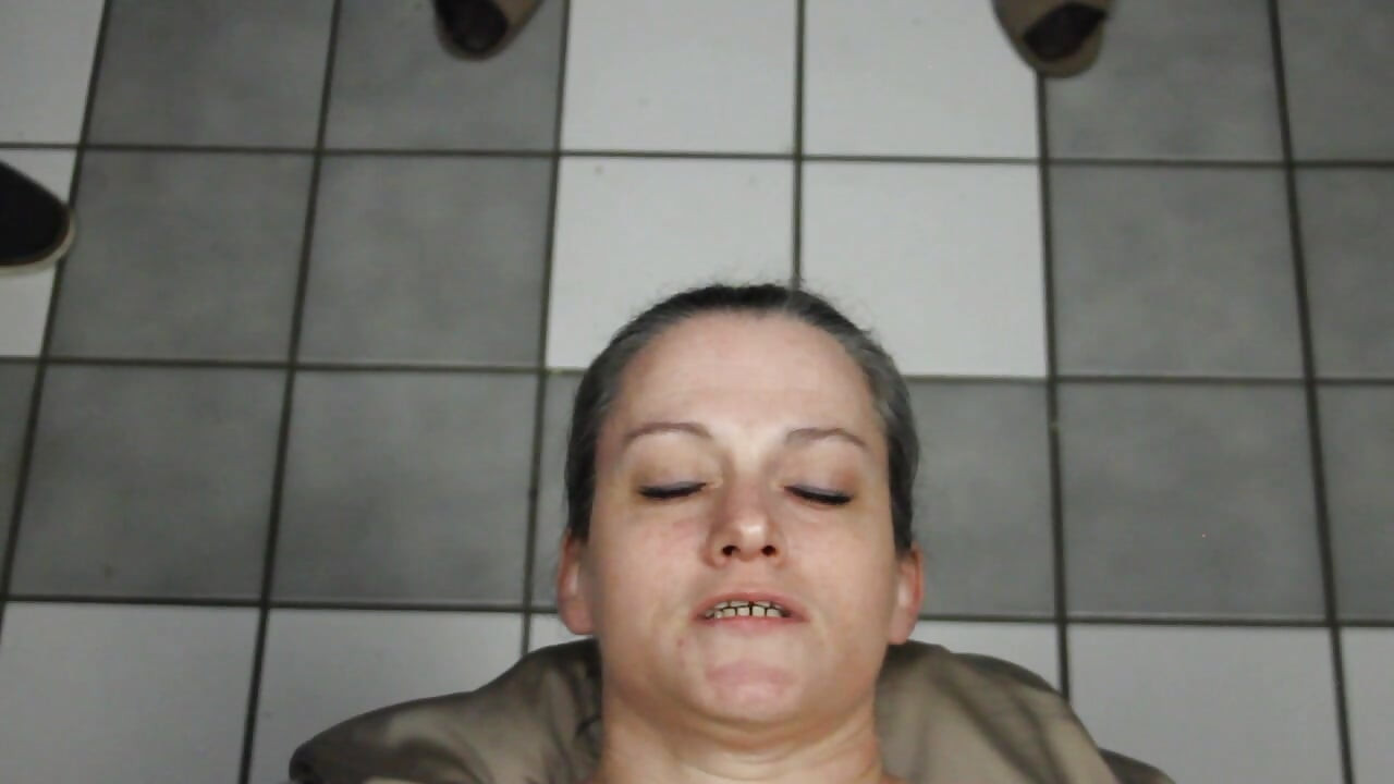 Suja Dees levando porra na cara dela