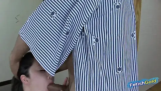 Sexy asiatisches schätzchen genießt es, älteren typen mit großem schwanz zu befriedigen