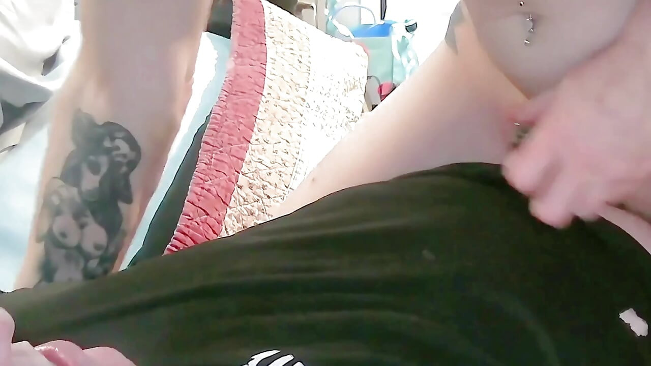 MILF chupa pau do marido depois de um longo dia de trabalho